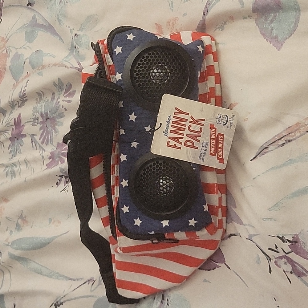 NWT Wembley Patriotic Speaker Fanny Pack American Flag Universal Plug Bum Bag